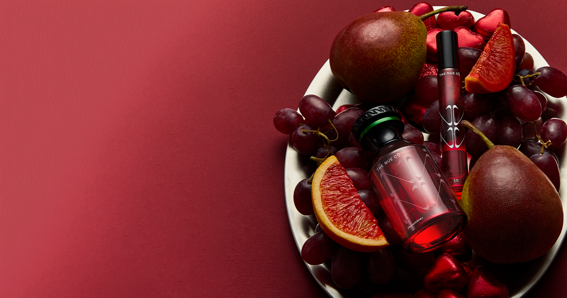 Pear, vetiver, and cedarwood melt into the skin for a warm, 
addictive scent.